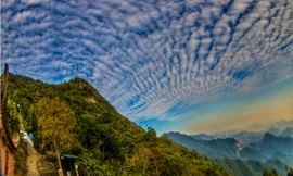 Có những ngọn núi không chỉ cao ở địa hình mà cao ở chiều sâu tinh thần . Yên Tử là một ngọn núi như vậy – nơi mỗi bậc đá, mỗi vách rêu, mỗi mái chùa đều lặng lẽ kể câu chuyện ngàn năm về Phật hoàng Trần Nhân Tông và con đường thiền của người Việt.