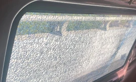 Nhiều ô tô bị 'vật thể lạ' làm rạn vỡ kính trên cao tốc Hạ Long - Hải Phòng