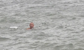 Quảng Ninh mưa mù trời, người đàn ông thản nhiên tắm biển