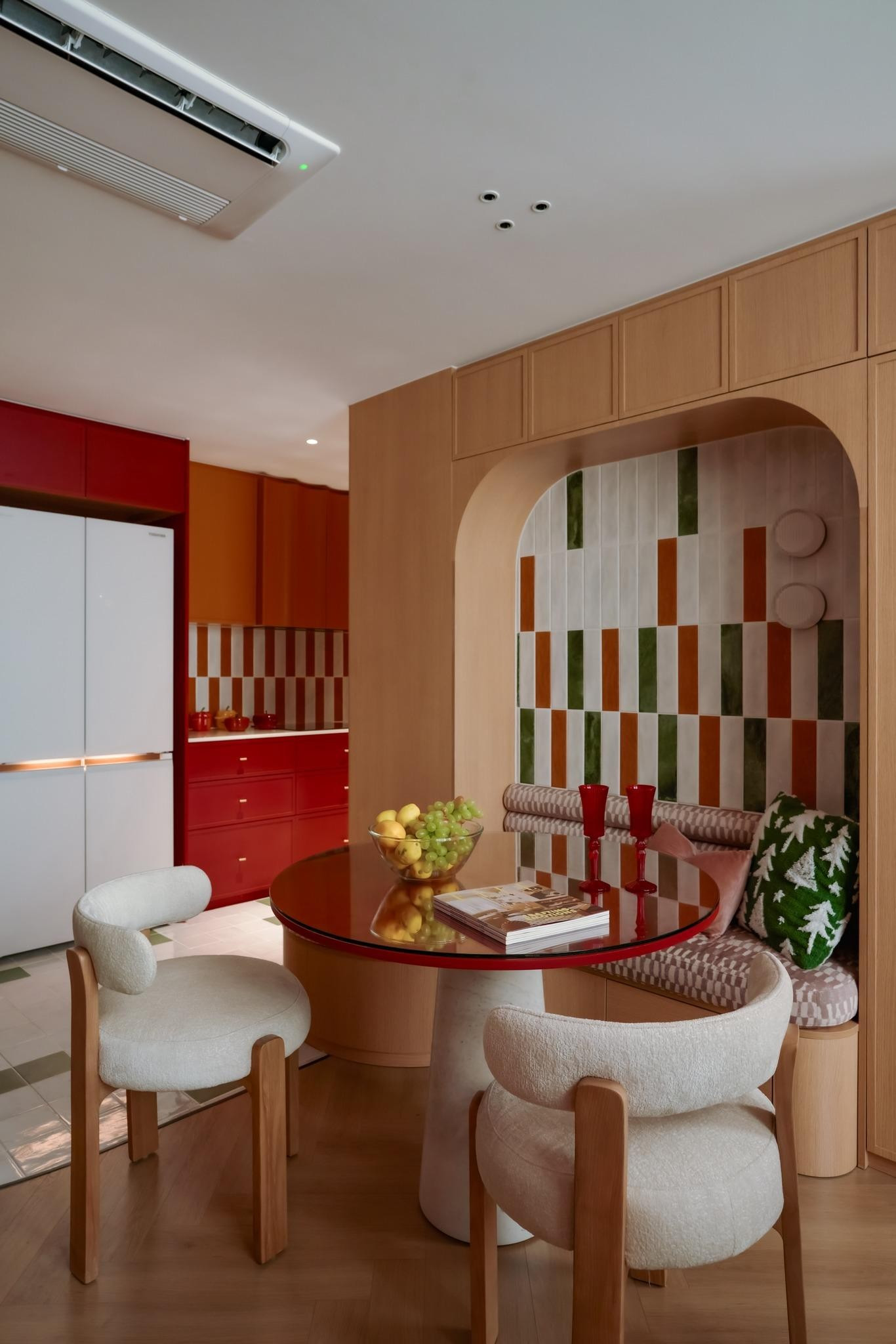 Bồn tắm acrylic m&agrave;u cam trong ph&ograve;ng ngủ master