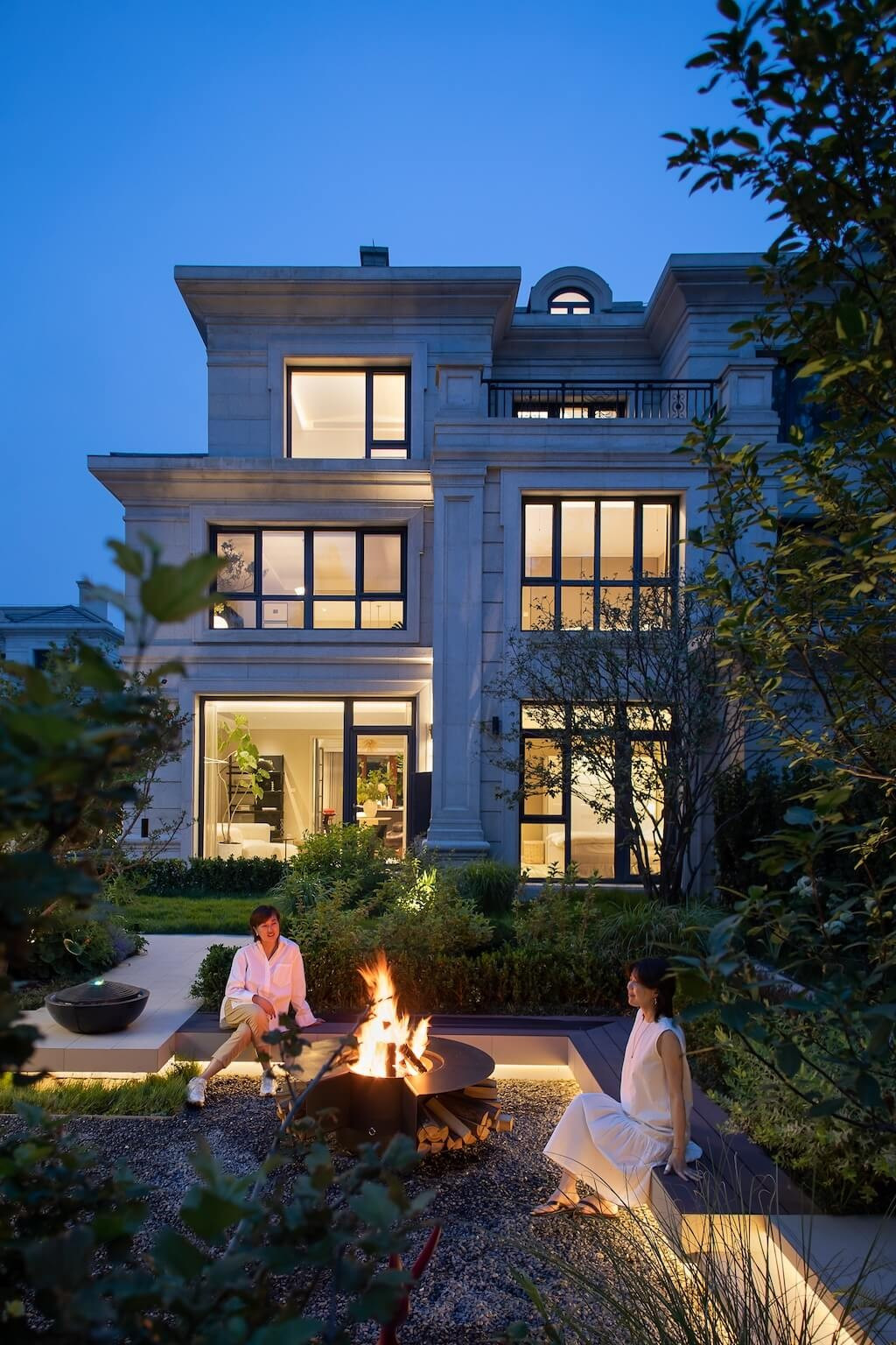 Biệt thự 400m2 ở ngoại ô "chữa lành" với vườn hoa cẩm tú cầu