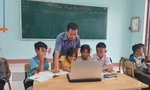 Thầy giáo Hoàng Dương Hòa dẫn học sinh Pa Kô tham gia Hội thi Tin học trẻ 