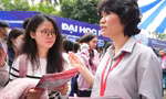 Thí sinh tìm hiểu thông tin tuyển sinh đại học 2026 Ảnh: DUY PHẠM