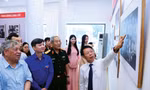 Anh Nguyễn Minh Triết, Ủy viên Dự khuyết BCH T.Ư Đảng, Bí thư thường trực T.Ư Đoàn, Chủ tịch Hội Sinh viên Việt Nam - cùng các đại biểu: nhà báo Trần Mai Hưởng (bìa trái), Trung tướng Nguyễn Đức Soát (thứ hai từ phải qua) và nhà báo Phùng Công Sưởng (bìa phải) tham quan triển lãm "51 năm - Bản hùng ca thống nhất"Ảnh: TRỌNG TÀI 