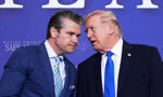 Tổng thống Mỹ Donald Trump trò chuyện với Bộ trưởng Chiến tranh Pete Hegseth ngày 23/3 Ảnh: AP 