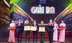 Anh Nguyễn Bá Mạnh (thứ 3, từ phải sang) nhận giải thưởng VIFOTEC 2024