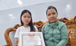 Vợ và con gái cựu binh Gạc Ma Dương Văn Dũng. Ảnh: Thanh Hiền
