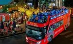 Du khách trải nghiệm TPHCM về đêm trên xe buýt 2 tầng