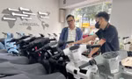 Khách hàng tham khảo các mẫu xe điện tại TPHCM. Ảnh: U.P