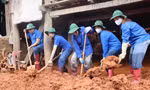 Ðoàn viên, thanh niên tỉnh Sơn La giúp người dân dọn dẹp nhà sau lũ. Ảnh: Viết Hà