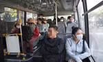 Cán bộ, công chức, viên chức ngồi xe buýt gần 2 tiếng đồng hồ để đến nơi làm việc. Ảnh: Thanh Hiền