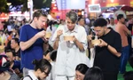 Du khách quốc tế thưởng thức phở ngay tại không gian Ngày của Phở