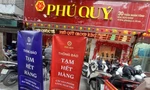 Cửa hàng treo biển tạm hết sản phẩm vàng tích trữ và bạc thỏi, bạc miếng