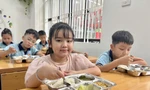 Học sinh Trường tiểu học Kim Liên (Hà Nội) ăn bữa trưa ngày 9/9ảnh: Hà Linh