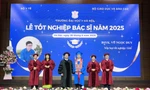Vu Ngoc Duy (třetí zprava) přebírá diplom od správní rady Hanojské lékařské univerzity. Foto: NVCC