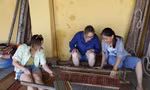 Du khách tập dệt chiếu dưới sự hướng dẫn của chị CôngẢnh: Giang Thanh