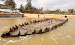 Tàu cổ trồi lên ở bãi biển Hội An sau thời gian mất dấu