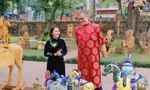 Đại sứ Pháp Olivier Brochet thích thú với triển lãm Ngựa về phố ở Văn Miếu - Quốc Tử Giám (Hà Nội)