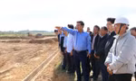 Bí thư Tỉnh ủy Lương Nguyễn Minh Triết trong lần đi kiểm tra nơi tái định canh cho người dân Ảnh: Hà My