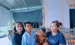 Cô giáo Phạm Thị Lan (ngoài cùng, bên trái) bên cạnh em Nguyễn Hữu T bị bố và mẹ kế bạo hành Ảnh: NVCC 