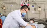 Bác sĩ Trung tâm Thận - Tiết niệu và Lọc máu thăm khám cho bệnh nhân trẻ suy thận mạn 