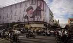 Áp phích với chân dung cố Lãnh tụ tối cao Iran Ali Khamenei ở trung tâm Thủ đô Tehran ngày 6/5Ảnh: AP