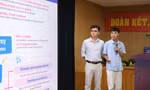 Ngô Duy Đông (bên phải) cùng cộng sự thuyết trình về dự án Easy-Comm