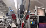 Cánh tay robot thực hiện phẫu thuật với độ chính xác 100%.