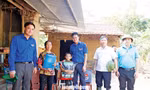 Ủy viên Trung ương Đảng, Bí thư thứ nhất Trung ương Đoàn Bùi Quang Huy thăm hỏi, trao quà động viên bà Sầm Thị Miên và cháu nội Ảnh: Nguyễn Thắng