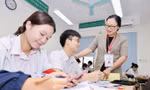 Thứ trưởng Bộ GD&ĐT Nguyễn Thị Quyên Thanh trò chuyện, động viên học sinh lớp 12 Trường THPT Lào Cai Ảnh: BỘ GD&ĐT 