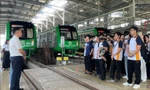 Sinh viên chuyên ngành Đường sắt và Metro tham quan học tập tại tuyến đường sắt đô thị Cát Linh - Hà Đông Ảnh: UTT