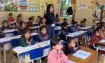 Học sinh Trường Tiểu học Mồ Dề, tỉnh Lào Cai (huyện Mù Cang Chải, Yên Bái cũ) học tiếng Anh qua sự hỗ trợ trực tuyến của giáo viên tại Hà NộiẢnh: NGHIÊM HUÊ 