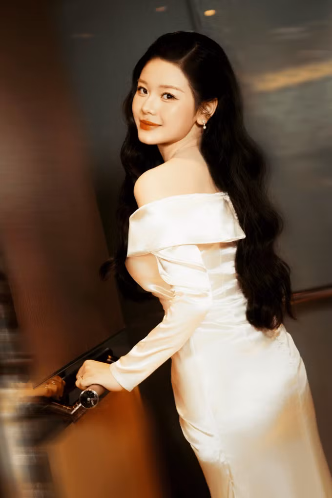 MC Song ngữ Quỳnh Giao: Bản lĩnh dưới ánh đèn sân khấu