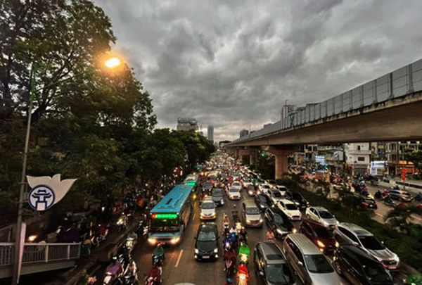 Trời Hà Nội sáng thứ Hai tối đen vì mưa giông. Ảnh: Như Ý