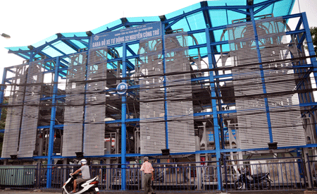 Giàn đỗ xe ô tô bằng thép đầu tiên ở Hà Nội. Ảnh: Vạn Xuân