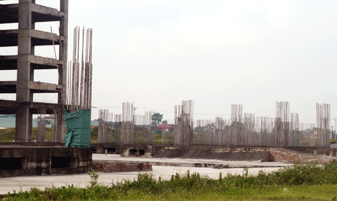 Hà Nội hiện có hàng trăm dự án xây dựng dang dở, được giao đất “đắp chiếu“ bỏ hoang khiến dư luận bức xúc. Ảnh: Tùng Nguyễn 