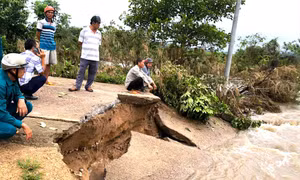 Gia Lai 'tê liệt' vì lũ, Khánh Hòa và Lâm Đồng ứng phó khẩn bão số 10 