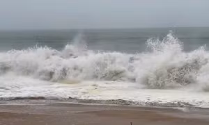 Bão sắp ập tới, du khách vẫn nhảy múa lướt sóng biển Nha Trang 