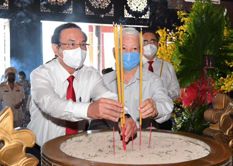 Nguyên Chủ tịch nước Nguyễn Minh Triết và Bí thư Thành uỷ TPHCM Nguyễn Văn Nên thành kính dâng hương. Ảnh: Việt Dũng