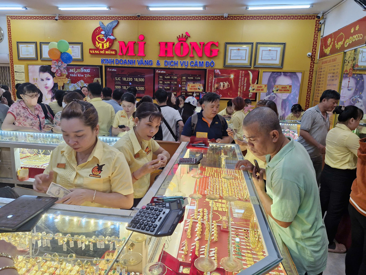 Nhiều người ngỡ ngàng vì mua được vàng quá dễ dàng