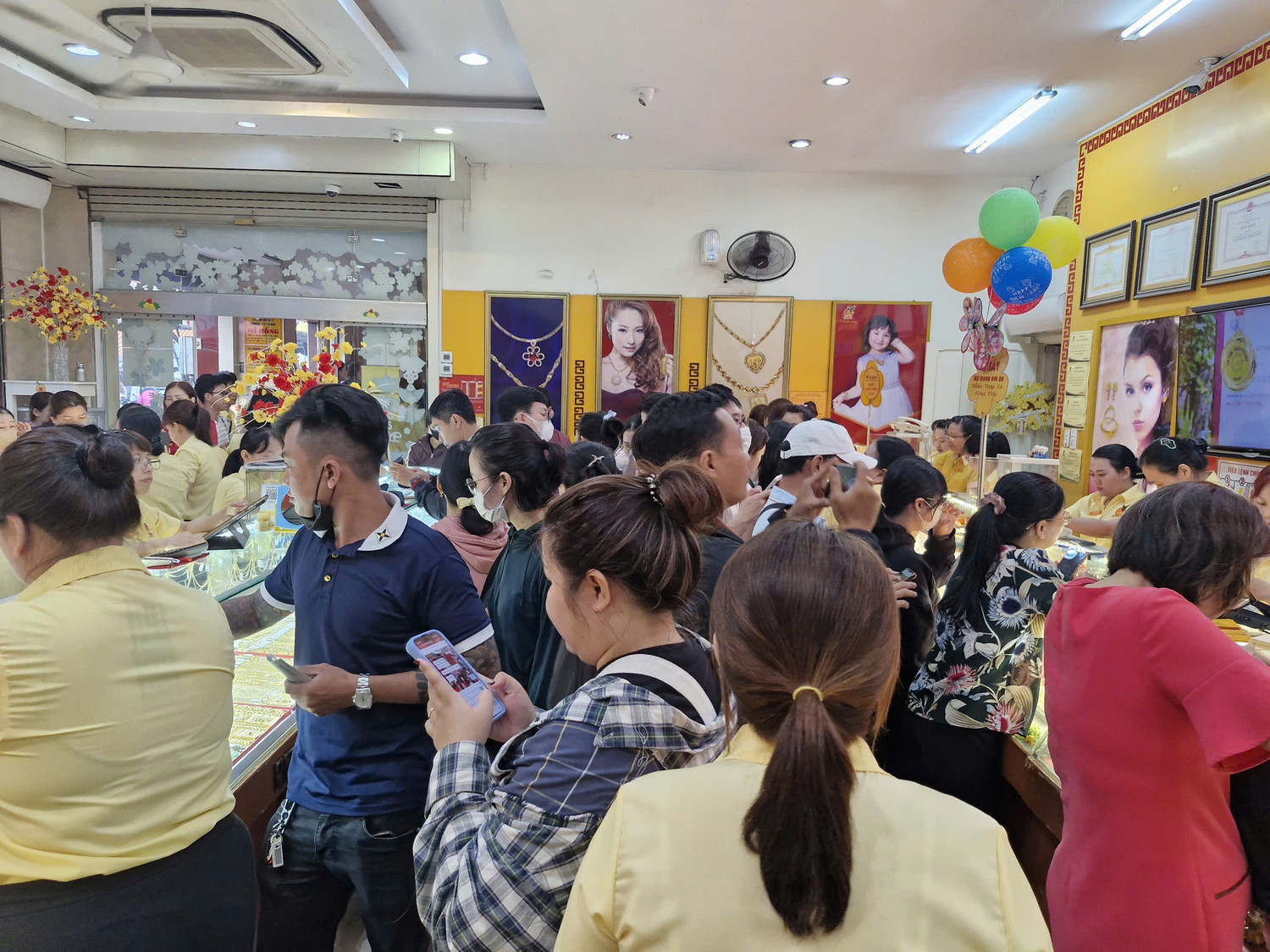 Nhiều người ngỡ ngàng vì mua được vàng quá dễ dàng