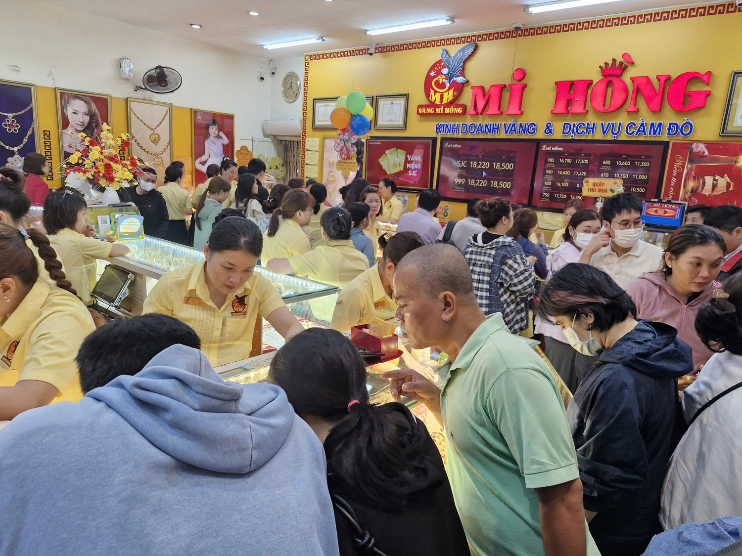 Nhiều người ngỡ ngàng vì mua được vàng quá dễ dàng