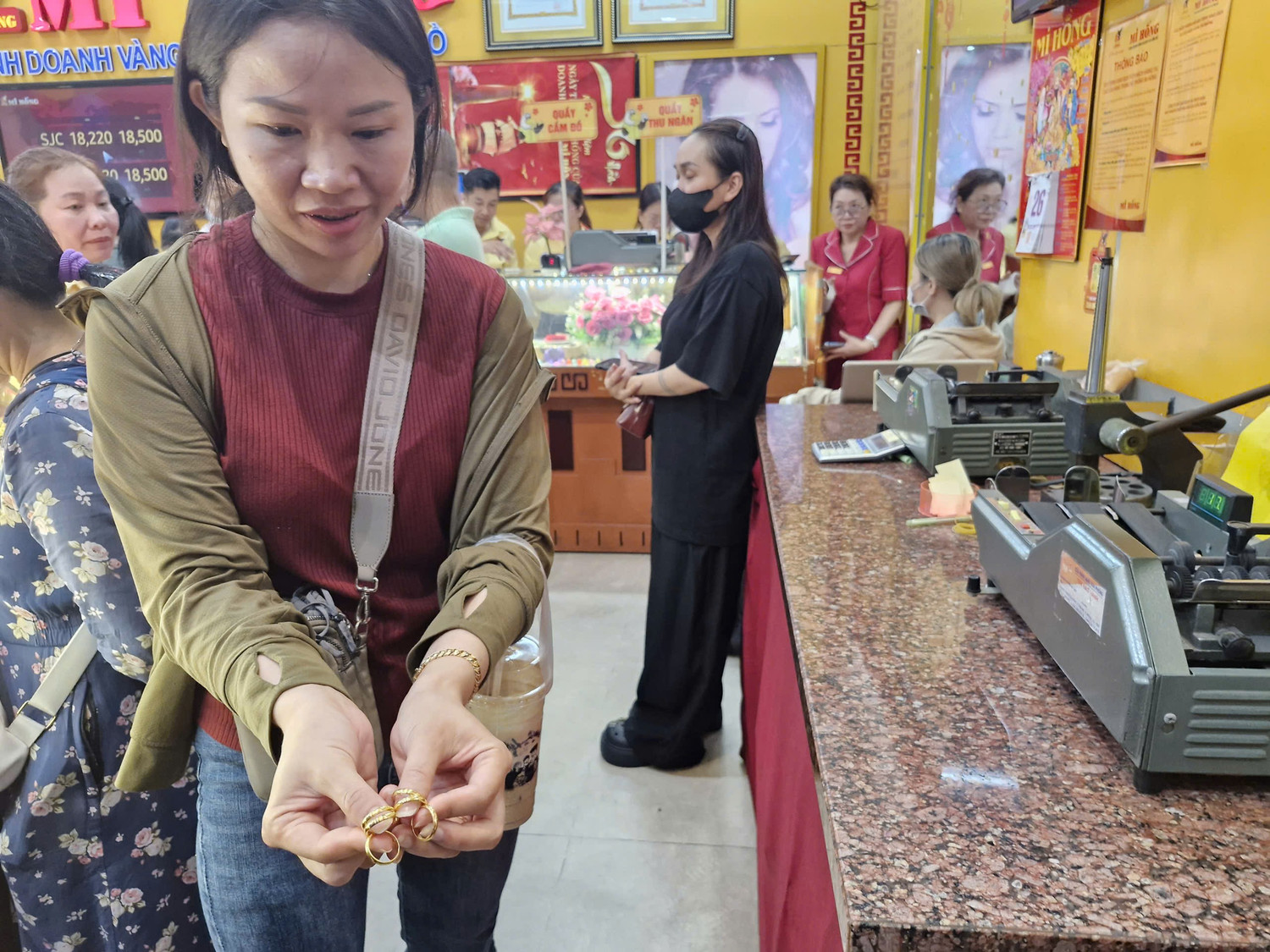 Nhiều người ngỡ ngàng vì mua được vàng quá dễ dàng