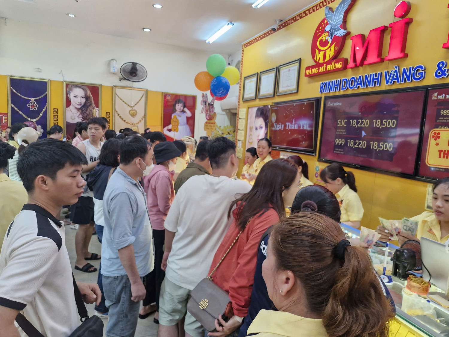 Nhiều người ngỡ ngàng vì mua được vàng quá dễ dàng