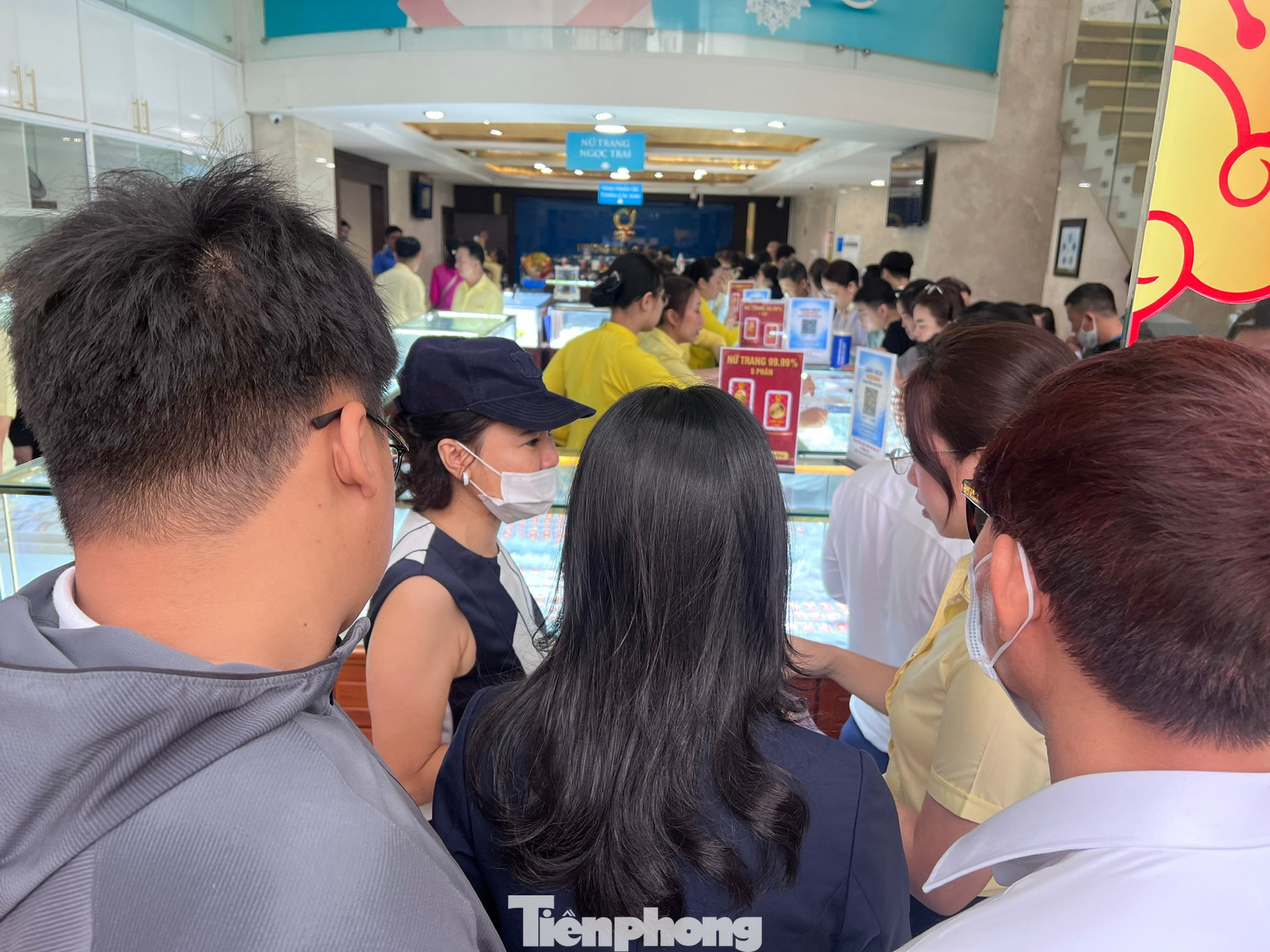 Nhiều người ngỡ ngàng vì mua được vàng quá dễ dàng