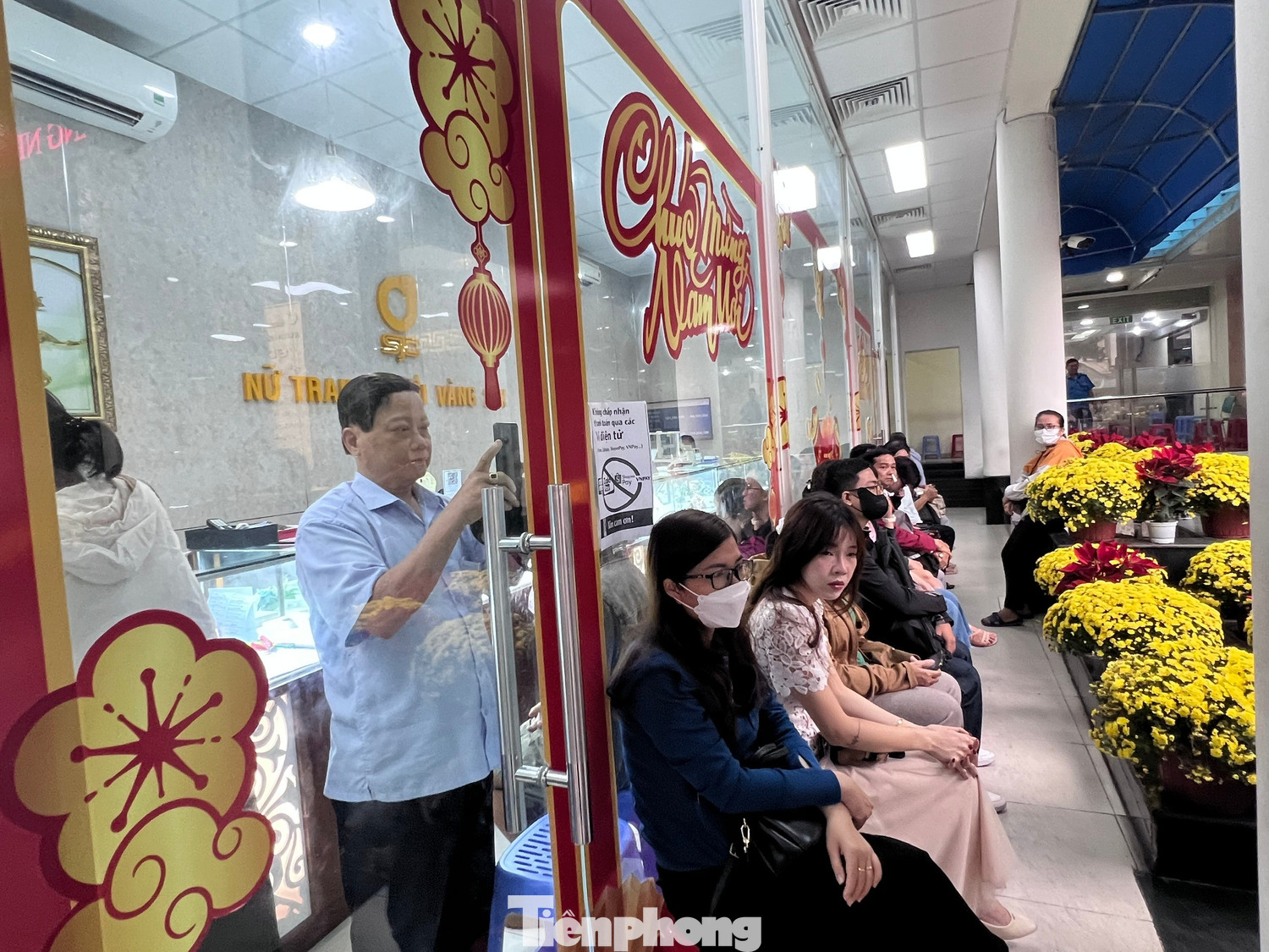 Nhiều người ngỡ ngàng vì mua được vàng quá dễ dàng