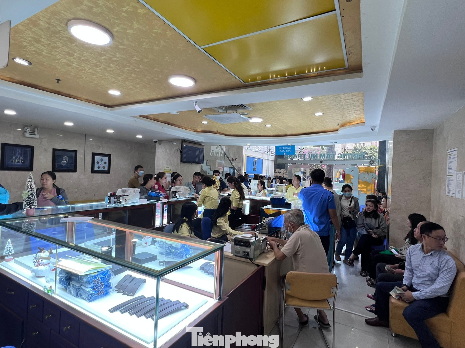 Nhiều người ngỡ ngàng vì mua được vàng quá dễ dàng