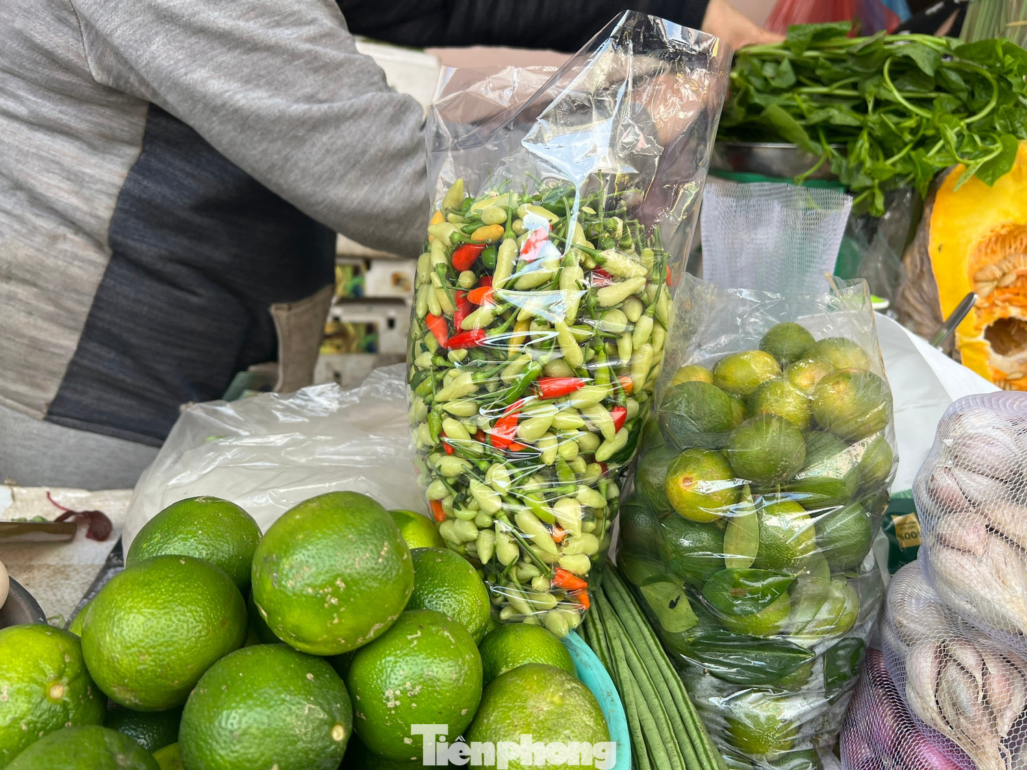 Ớt ra vỉa hè, giá cao ngất