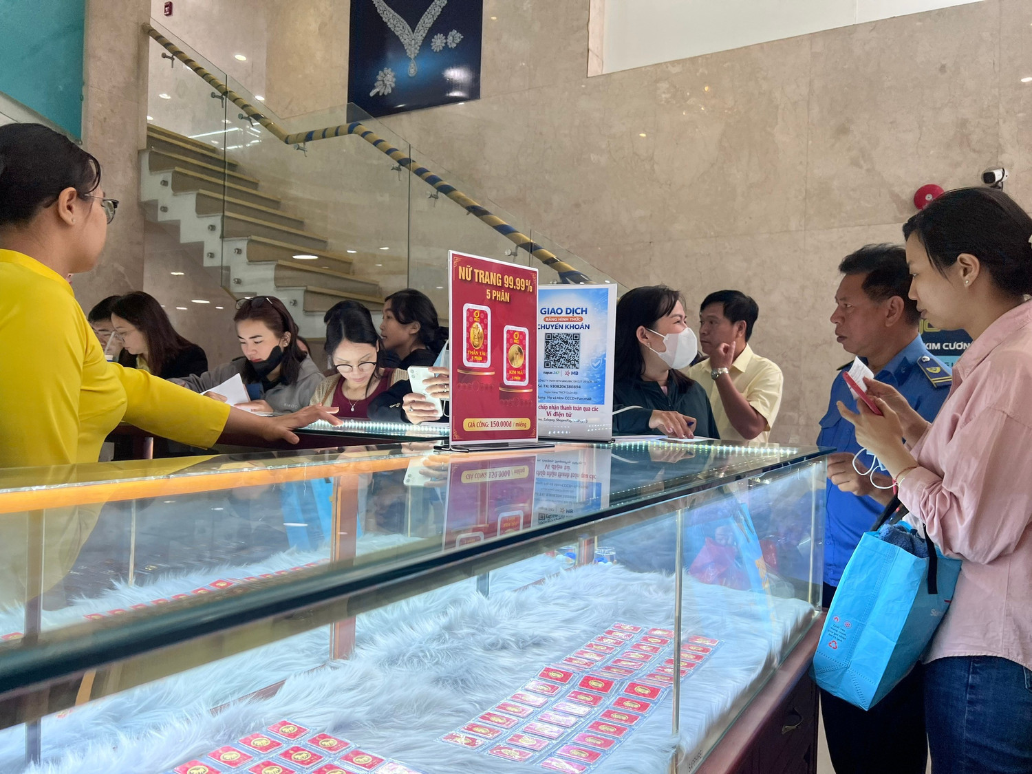 Nhiều người ngỡ ngàng vì mua được vàng quá dễ dàng