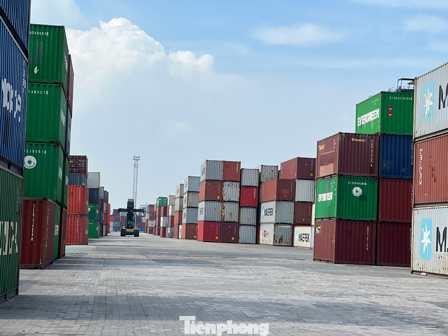 1.200 container hàng hóa ùn ứ tại cảng Cát Lái